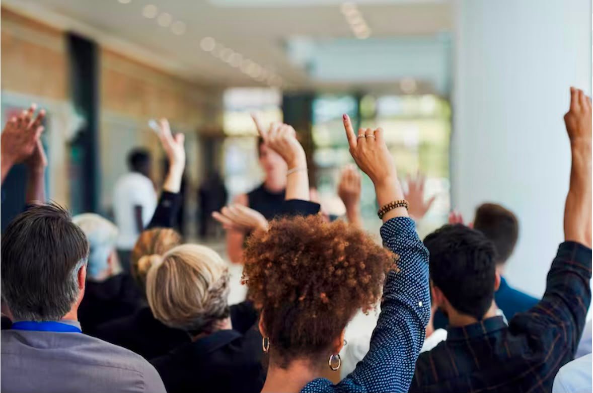 Teilnehmende melden sich w&auml;hrend eines Seminars zu Wort